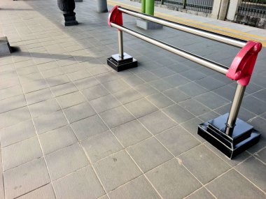 Kısa dinlenme, toplu taşıma alanında yarı ayakta oturma tarzı için tasarlanmış istasyon bankı, kalabalık banliyö tren istasyonları için ideal.