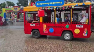 Jakarta, Endonezya - 29 Haziran 2025: Jakarta Fuar fuar alanında turist aracı, festival etkinliğine eğlence ve rahatlık katmak amacıyla ziyaretçileri mekânda taşımak için kullanılan renkli araç.