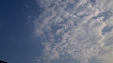 Gökyüzünde hareket eden bulutların zamanı