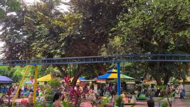 Jakarta, Endonezya - 13 Temmuz 2025: Ragunan Hayvanat Bahçesi 'nde çeşitli binişler, oyun yapıları ve canlı bir park ortamında eğlencenin yer aldığı oyun alanı