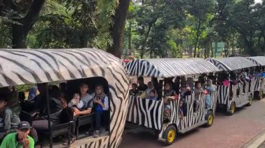 Jakarta, Endonezya - 10 Temmuz 2025: Ragunan Hayvanat Bahçesi 'nden geçen hayvan temalı bir mekik, ziyaretçilere aile dostu bir ortamda eğlenceli ve eşsiz bir ulaşım deneyimi sunuyor.