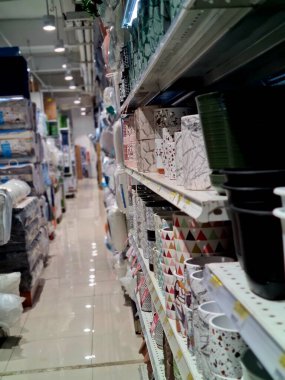 Çeşitli şekil ve boyutlarda satılık çiçek saksısı sergisi. Bahçe dekorasyonu, bitki severler ya da ev içi ilham için ideal..