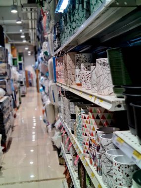 Çeşitli şekil ve boyutlarda satılık çiçek saksısı sergisi. Bahçe dekorasyonu, bitki severler ya da ev içi ilham için ideal..