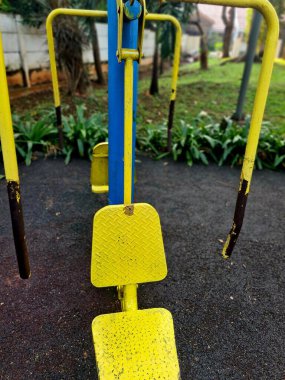 Kol ve üst vücut egzersizi için sarı göğüs pres makinesi. Kamu sağlık ekipmanları açık park alanında kullanıma hazır.