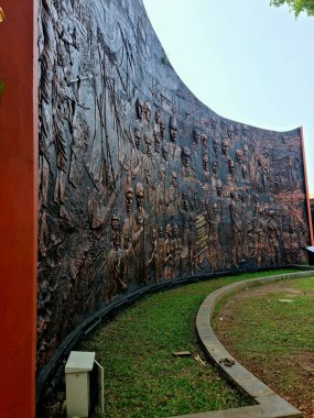 Jakarta, Endonezya - 27 Temmuz 2025: TMII 'de oyulmuş gençlik savaşçıları ve Gençlik Yemini' nin yazılı taşlarının yer aldığı Sumpah Pemuda duvar nöbeti.