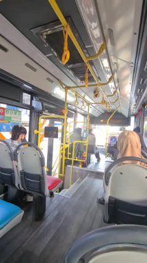 Jakarta, Endonezya - 27 Haziran 2025: TransJakarta toplu taşımacılığının iç görünümü, şehirdeki günlük banliyö atmosferi.