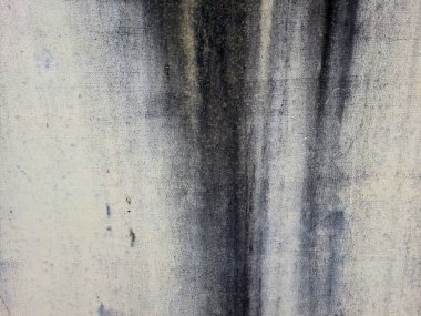 Siyah ve sarı lekeli beton duvar akar..