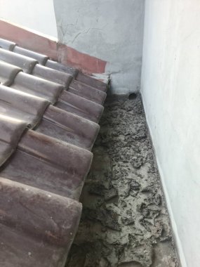 Yüzeyinde kurumuş yosun ve lekeler olan kirli oluk. İnşaat, dış bakım ve arka plan kullanımı için eski su boşaltma borusu detaylarını gösteriyor..