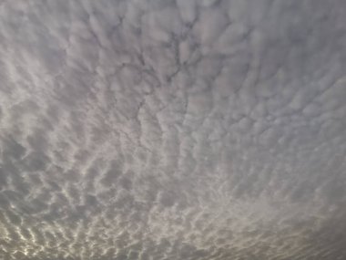 Bulutlu gökyüzü, gün doğumunun dramatik çatlaklarıyla kara bulutların arasından kırılarak nefes kesici bir sabah sahnesi yaratıyor..