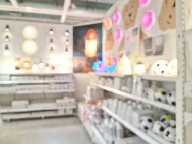 Raflarda sıra sıra lamba ve ampullerle aydınlatma bölümünde odaklanmış hipermarket, alışveriş ve ev dekorasyonu için iç perakende ihtiyaç.