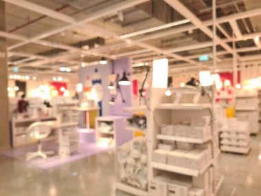 Raflarda sıra sıra lamba ve ampullerle aydınlatma bölümünde odaklanmış hipermarket, alışveriş ve ev dekorasyonu için iç perakende ihtiyaç.