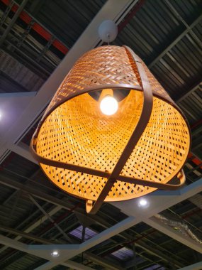 Ilık sarı ışıklı Rattan örülmüş abajur, iç dekorasyon için doğal hasır lamba örtüsü, ev ışıklandırması ve rahat atmosfer..