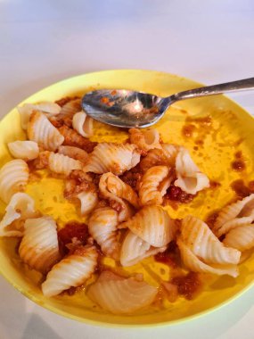 Sarı tabakta kıyma soslu makarna. Lezzetli İtalyan mutfağı. Öğle veya akşam yemeği için geleneksel yemek..