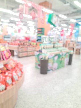 Ürünler, yiyecekler ve meyvelerle dolu raflarla odaklanmış süpermarket perakende ve alışveriş tasarımı için bulanık market arka planı.
