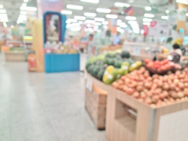 Ürünler, yiyecekler ve meyvelerle dolu raflarla odaklanmış süpermarket perakende ve alışveriş tasarımı için bulanık market arka planı.