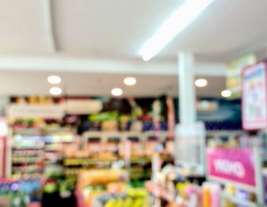 Bulanık raflar ve ürünlerle odaklı olmayan minimarket iç mekan, perakende, alışveriş ve tüketici tasarımı için market arka planı.