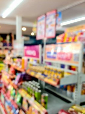 Bulanık raflar ve ürünlerle odaklı olmayan minimarket iç mekan, perakende, alışveriş ve tüketici tasarımı için market arka planı.