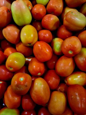 Sebze pazarında satılık kırmızı domatesler, sağlıklı beslenme için mükemmel organik yiyecekler, market, tarım hasadı ve mutfak malzemeleri fotoğrafçılığı..