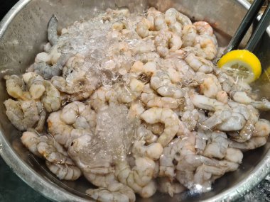 Limon dilimli taze karides, pazar için mükemmel deniz ürünleri, restoran menüsü, gurme yemekleri, sağlıklı beslenme ve mutfak malzemesi fotoğrafçılığı..