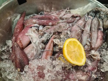 Limon dilimli taze mürekkep balığı satılmaya hazır, pazarlar için mükemmel deniz ürünleri.