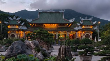 15 Haziran 2025 Da Nang, Vietnam. Tp X Li Pagoda, gün batımında, Linh Ng tapınağında. Aydınlanmış Budist mimarisi Sn Tr Bölgesi 'nde bonsai ağaçları ve dağlarla çevrili..