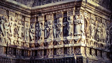 Hindistan 'daki Jagdish Tapınağı, Udaipur, Rajasthan dış duvarında Hindu mitolojisinden figürler tasvir eden karmaşık taş oymalar.