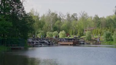 Zengin yeşillik ve çağlayan şelalelerin yer aldığı pitoresk bir göl manzarası, sükunet için mükemmel..