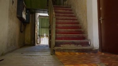 Köy mimarisi ve boş koridorların yer aldığı terk edilmiş bir alanın benzersiz perspektiflerini keşfedin