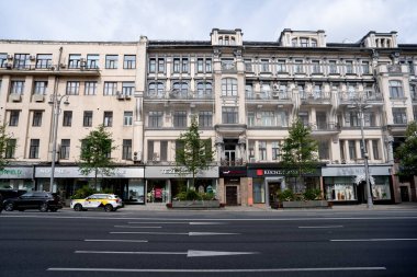 Nefes kesici bir manzara. Canlı, hareketli bir cadde boyunca tarihi ve modern binaların bir karışımını sergiliyor.