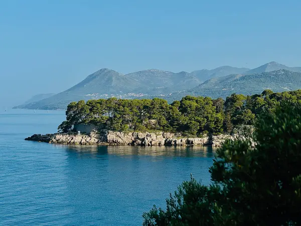 Çam ağaçlarıyla kaplı adası ve açık mavi gökyüzünün altındaki uzak dağları olan sakin Adriyatik kıyıları. Seyahat, eko-turizm veya barış, doğa ve kaçışı çağrıştıran lüks yaşam tarzı terfileri için idealdir. Dubrovnik, Hırvatistan