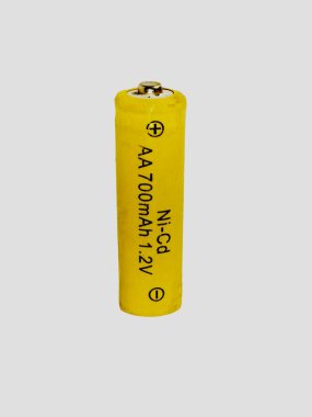 Sarı AA büyüklüğündeki Ni-Cd şarj edilebilir pilin yakın çekim görüntüsü 700mAh 1.2V kapasiteli. Silindirik pil, elektronik, güç kaynağı ve pille ilgili kavramlarda kullanılmak üzere temiz beyaz bir arkaplanda izole edilmiştir..
