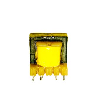 Elektronik devrelerde kullanılan küçük sarı transformatörün makro görüntüsü, beyaz bir arkaplanda temiz bir şekilde izole edilmiş. Teknik sunumlar, eğitim içeriği, veri ağları veya elektronik DIY illüstrasyonlarında kullanmak için mükemmel..