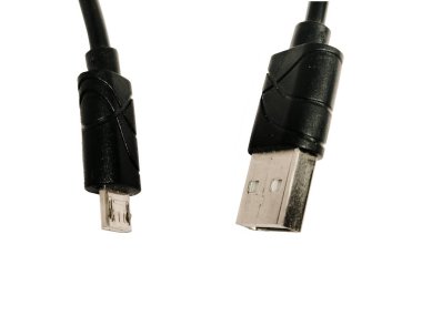 Beyaz arkaplanda izole edilmiş bir USB Tip-A ve Micro-USB kablo bağlantısının ayrıntılı bir resmi.