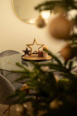 Oturma odasında mumları olan Noel ağacı.