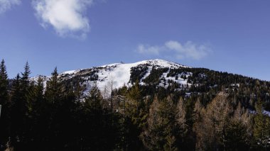 Dağ manzarası. Karla kaplı dağlar. yüksek kaliteli fotoğraf
