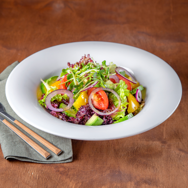 Taze sağlıklı sebze salatası, beyaz peynir, domates, zeytin, yeşil biber ve yeşil fesleğen yaprağı, afiş, üst manzara.