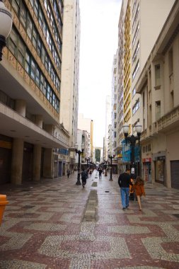 Juiz de Fora şehir merkezindeki şehir manzarası, Minas Gerais, Brezilya. Halfeld Caddesi 'nde 13 Haziran 2025' te, bulutlu bir cuma günü az bir hareketlilikle yakalandı..