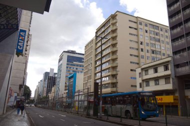 Juiz de Fora şehir merkezi, Minas Gerais, Brezilya. Avenida Rio Branco 'da 13 Haziran 2025' te, bulutlu bir cuma günü az bir hareketlilikle yakalandı..