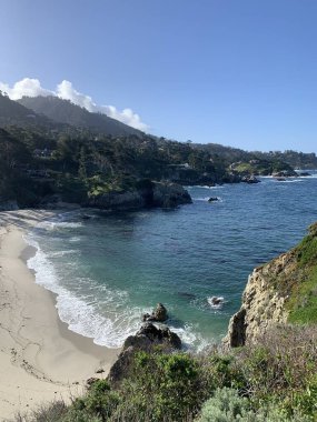 Point Lobos 'taki Gibson Sahili dramatik uçurumlar ve kumlarla çevrili mavi-yeşil suların çarpıcı manzarasını sunuyor.