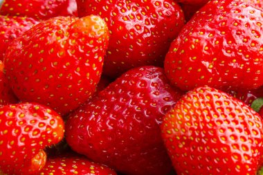 Masada kırmızı çilek, çilek deseni, çilek yakın plan, çilekli fotoğraf arkaplanı.