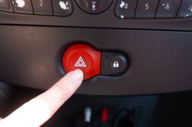 Arabanın içi, arabası, acil durum ışıkları, bir insanın eli acil durum düğmesine basar, kaza, şoför