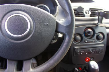 Arabanın içi, arabanın ön koltukları, araba, direksiyon, ön cam, sürücü koltuğu.