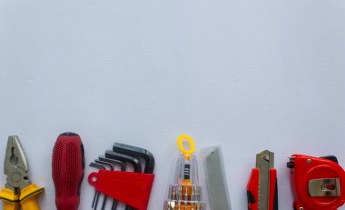 İnşaat araçları, beyaz arka plandaki tamir araçları, fotoğraf çektirme günü, bıçak, tornavida, pense, mezura, mezura, tornavida seti, matkaplar.