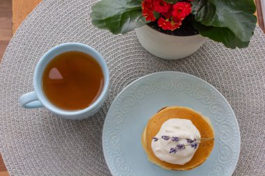 Kahvaltıda ekşi kremalı ve lavanta çiçekli pankekler.