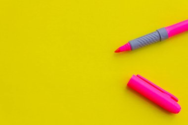 Sarı arka planda pembe kalem yakın plan, fotoğraf arkaplanı, metin için alan, okula dönüş