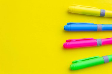Sarı arkaplandaki kalemlerin farklı renkleri, fotoğraf arkaplanı, okula geri dönüş, metin için boş alan