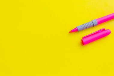 Sarı arka planda pembe kalem yakın plan, fotoğraf arkaplanı, metin için alan, okula dönüş
