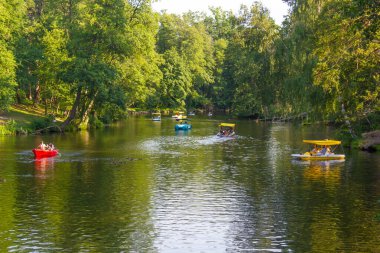 Katamaranlar ve tekneler gölün üzerinde yüzerler.