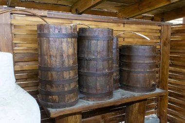 Büyük ahşap fıçıları kapatın.