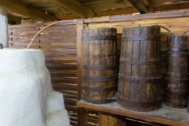 Büyük ahşap fıçıları kapatın.